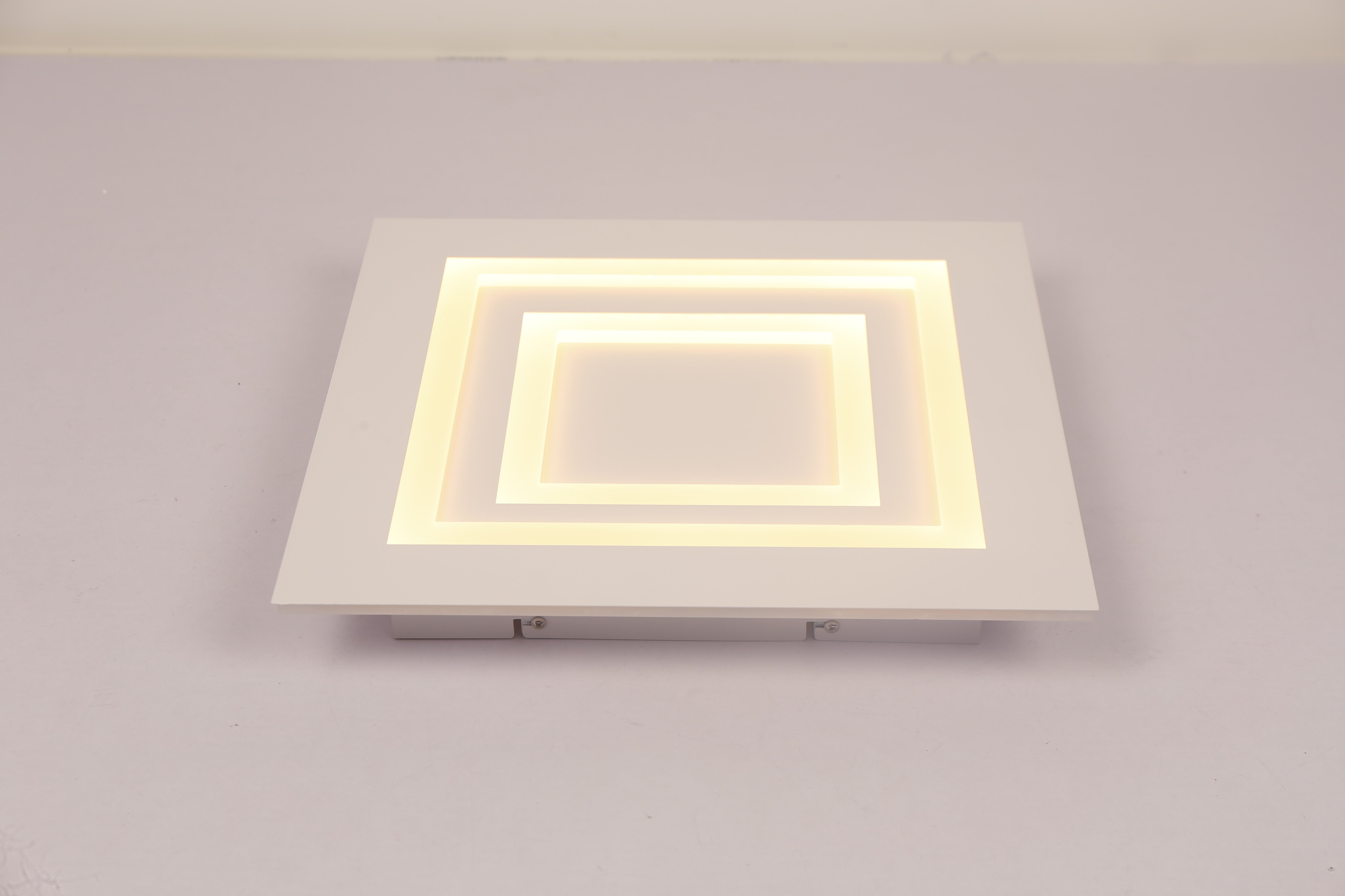 Plafoniera LED patrata cu lumina calda, design stratificat din acril mat, vedere frontala usor inclinata