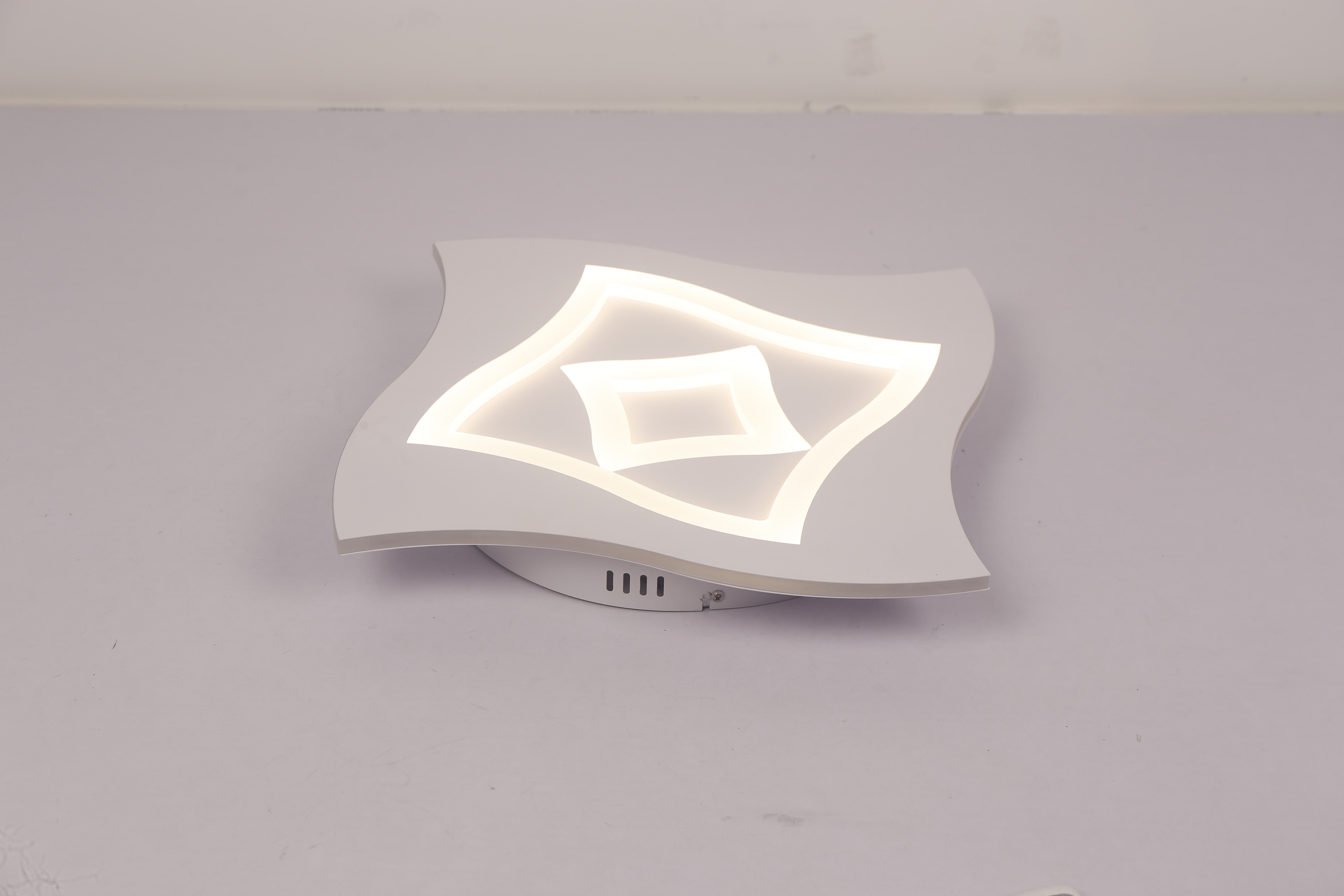 Plafoniera LED cu temperatura neutra 4000K, forma ondulata din acril, vedere laterala pe fond gri