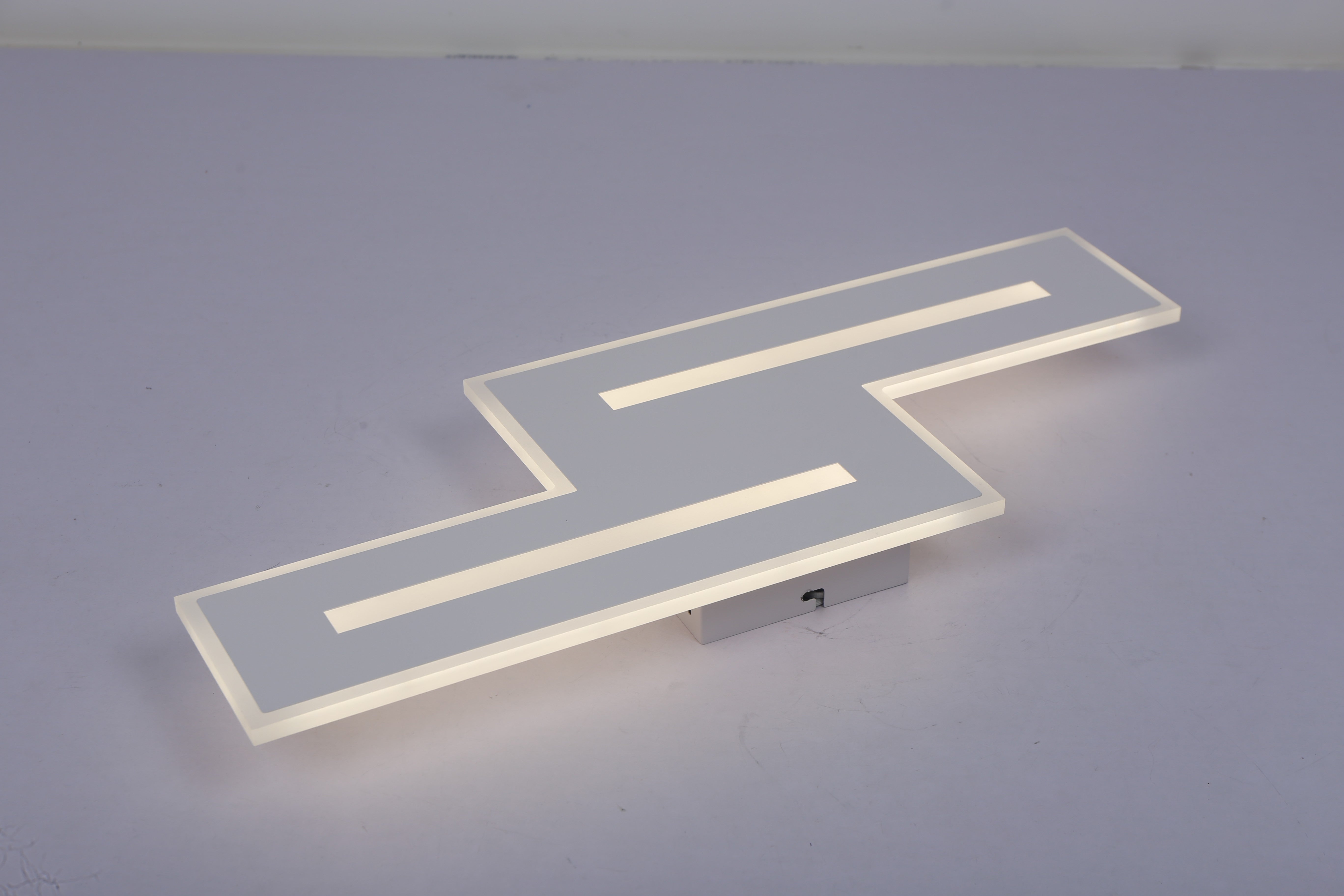 Plafoniera LED in trepte, lumina alba rece, margini acrilice luminate, suport central metalic vizibil