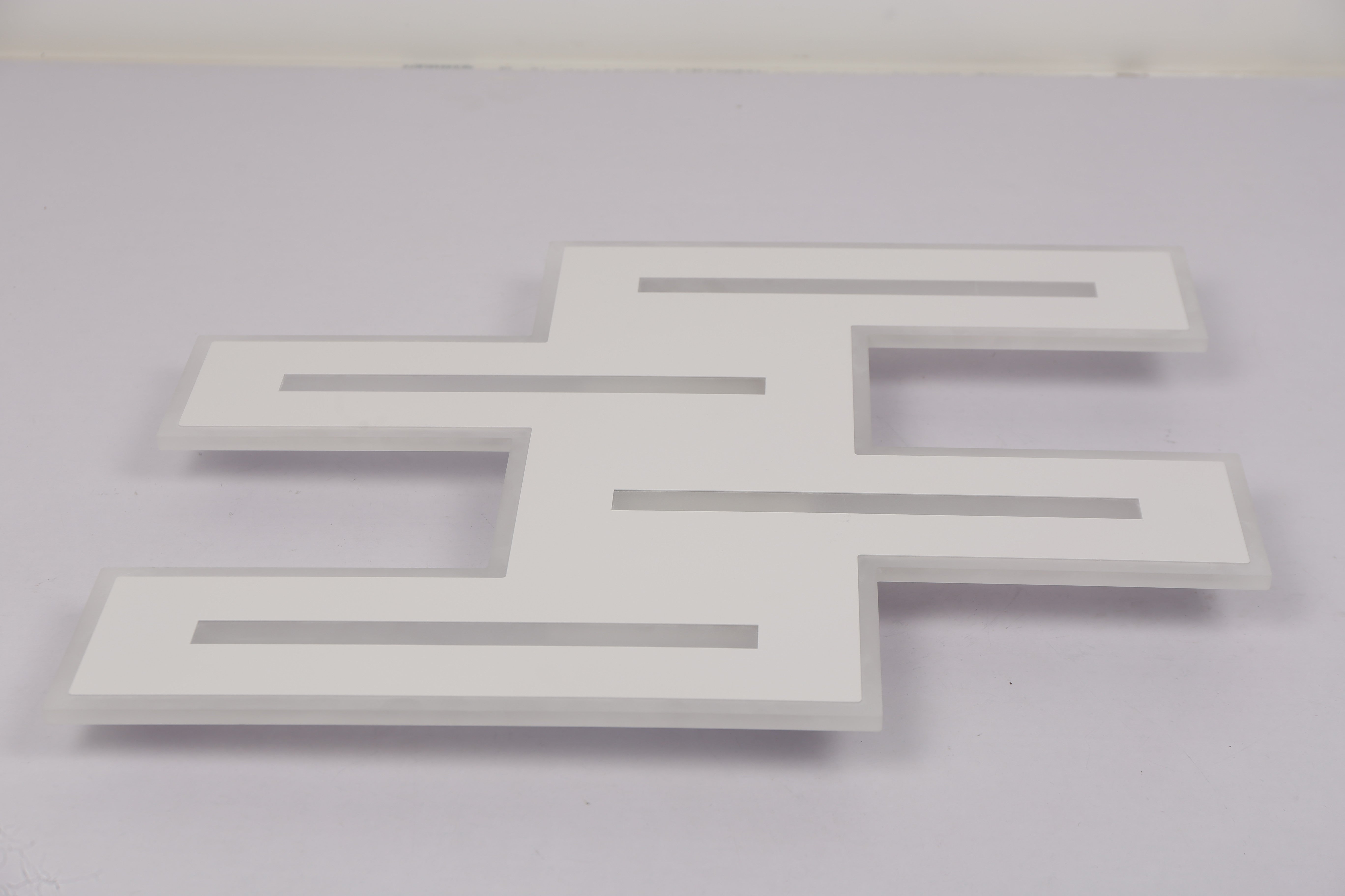 Plafoniera LED geometrica, corp acrilic mat alb, stinsa, vedere de aproape cu detalii forma