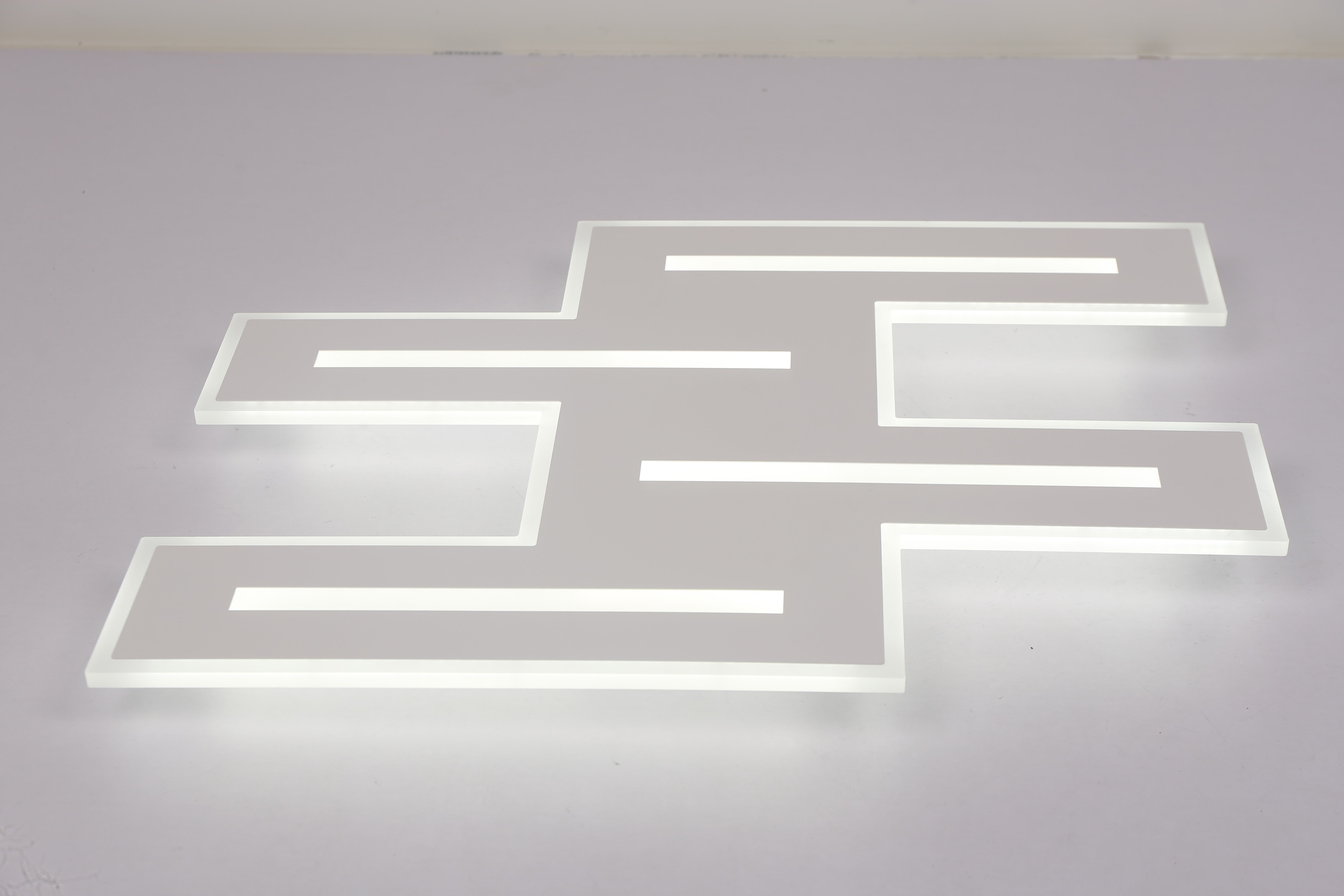 Plafoniera LED geometrica aprinsa cu lumina rece 6500K, contur luminos continuu, vedere frontala