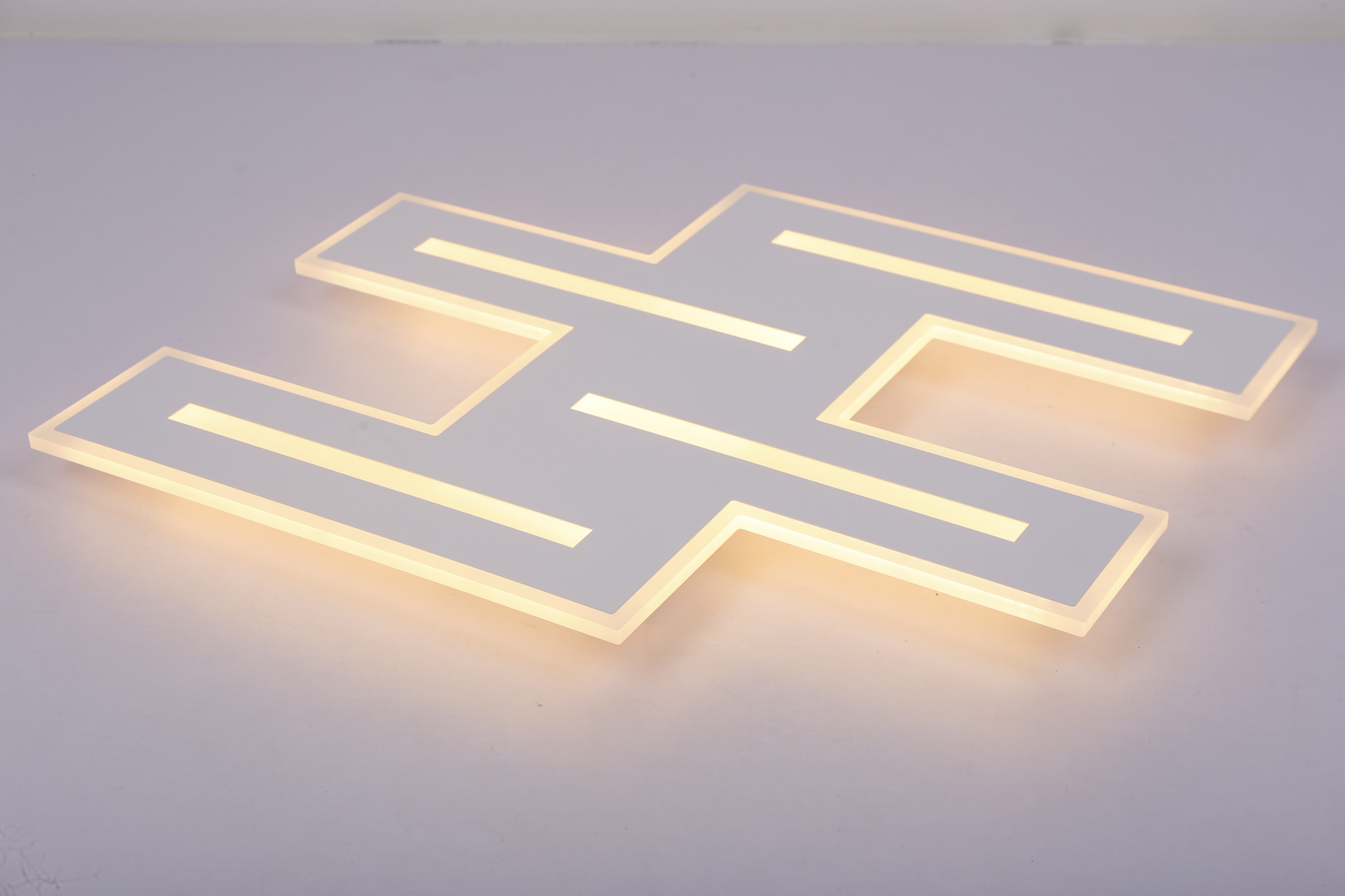 Plafoniera LED 110W aprinsa cu lumina calda 3000K, efect ambiental cald pe suprafata acrilica