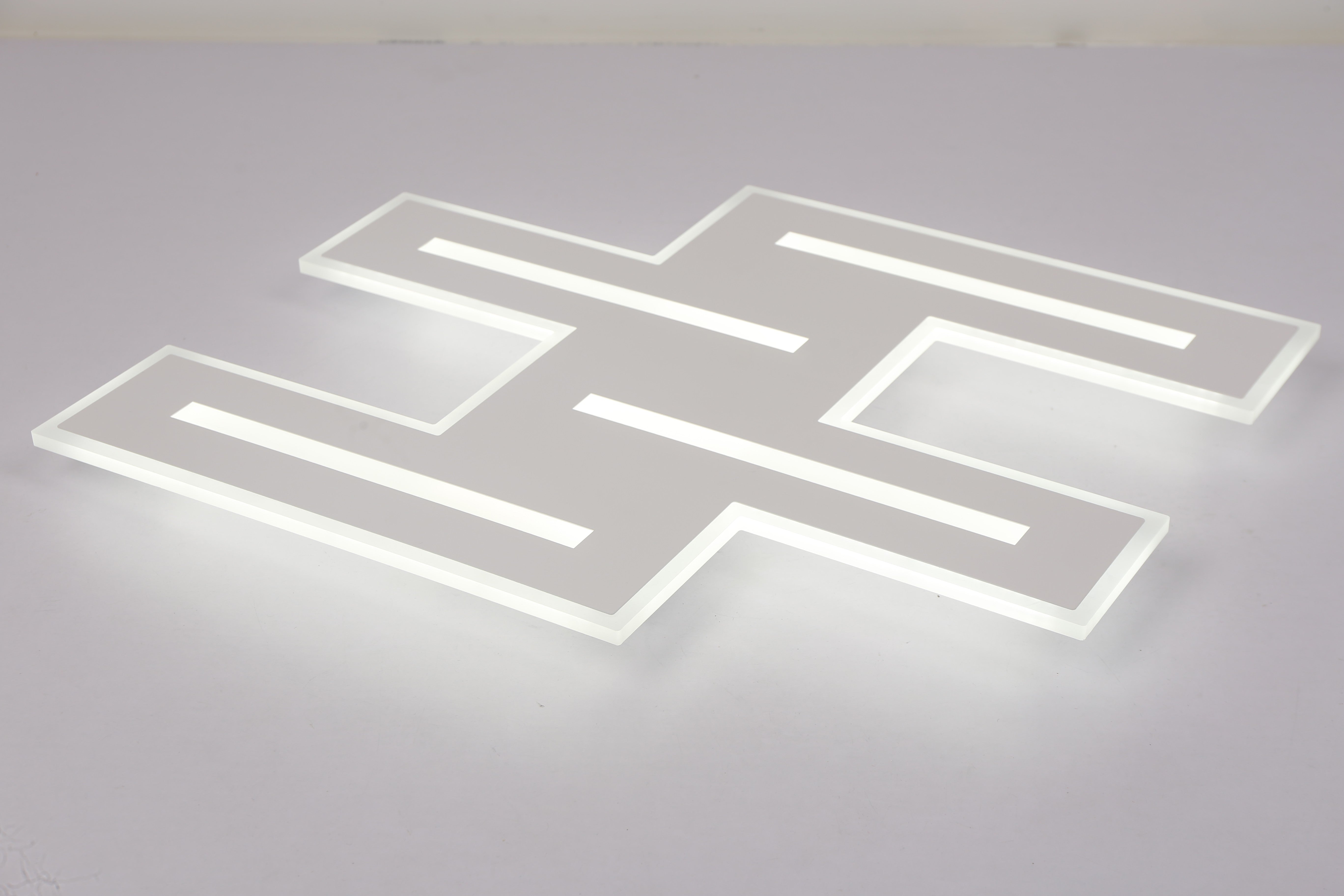 Plafoniera LED geometrica aprinsa cu lumina rece intensa, contur alb stralucitor bine definit