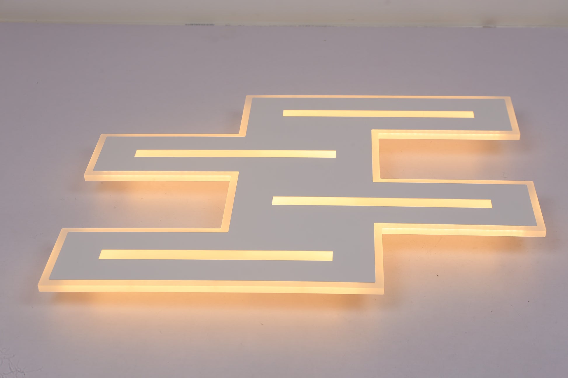 Plafoniera LED 110W cu temperatura calda 3000K, contur luminos portocaliu-cald, vedere laterala
