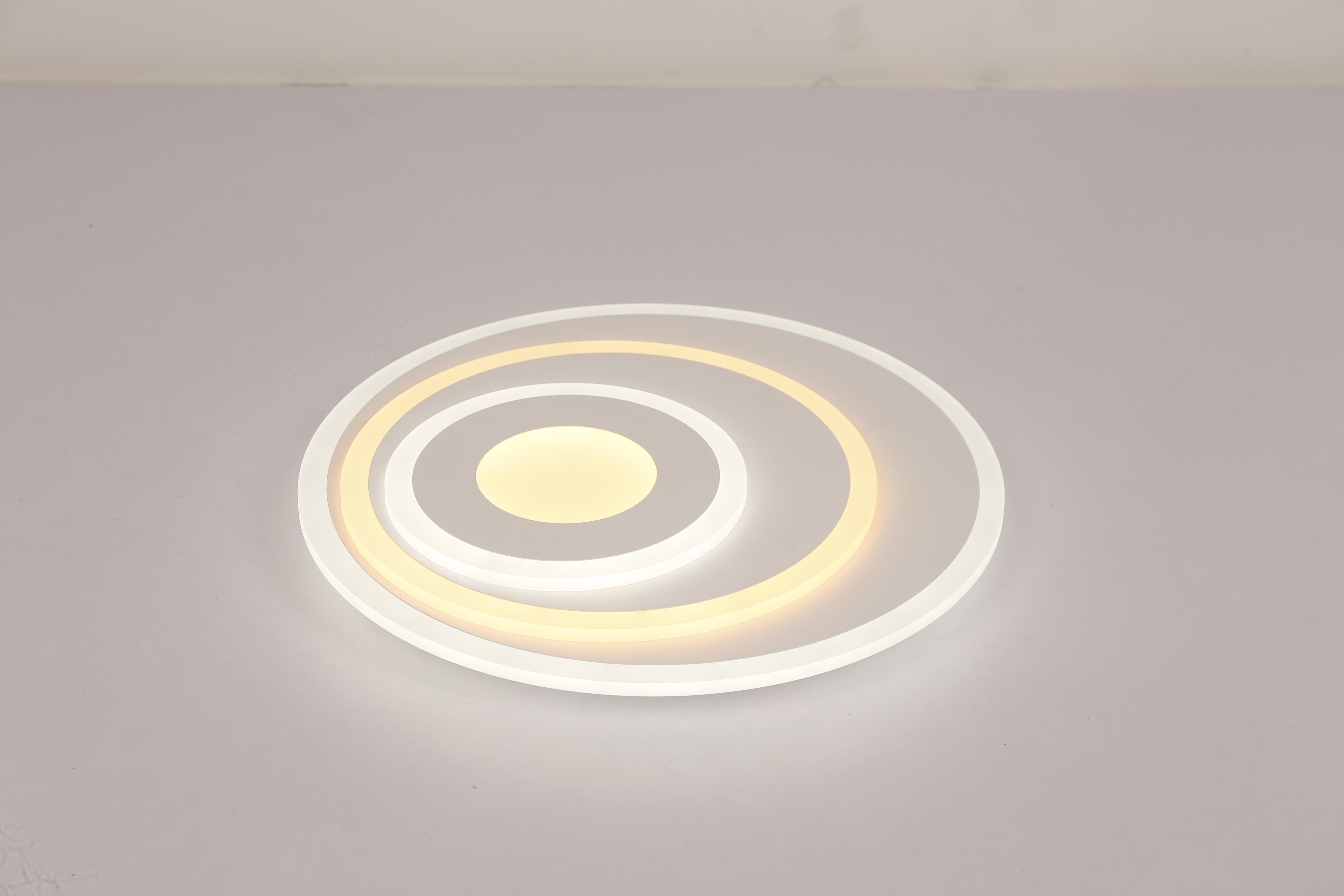 Plafoniera LED rotunda cu lumina calda 3000K, inele concentrice aprinse partial, montaj tavan
