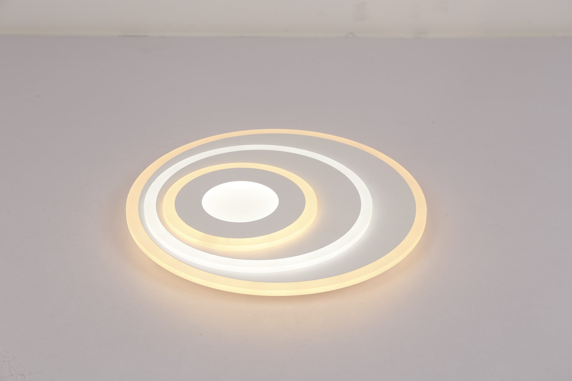 Plafoniera LED circulara D55cm cu toate inelele aprinse, lumina calda intensa, consum 56W