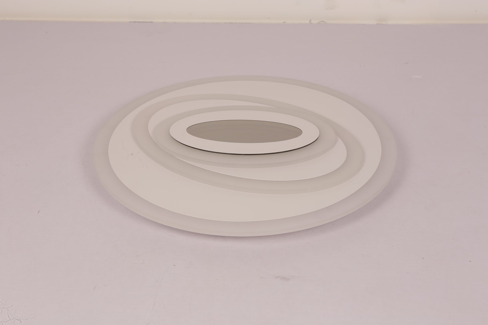 Plafoniera LED 3D cu inele concentrice din acril, vedere laterala fara iluminare, design compact
