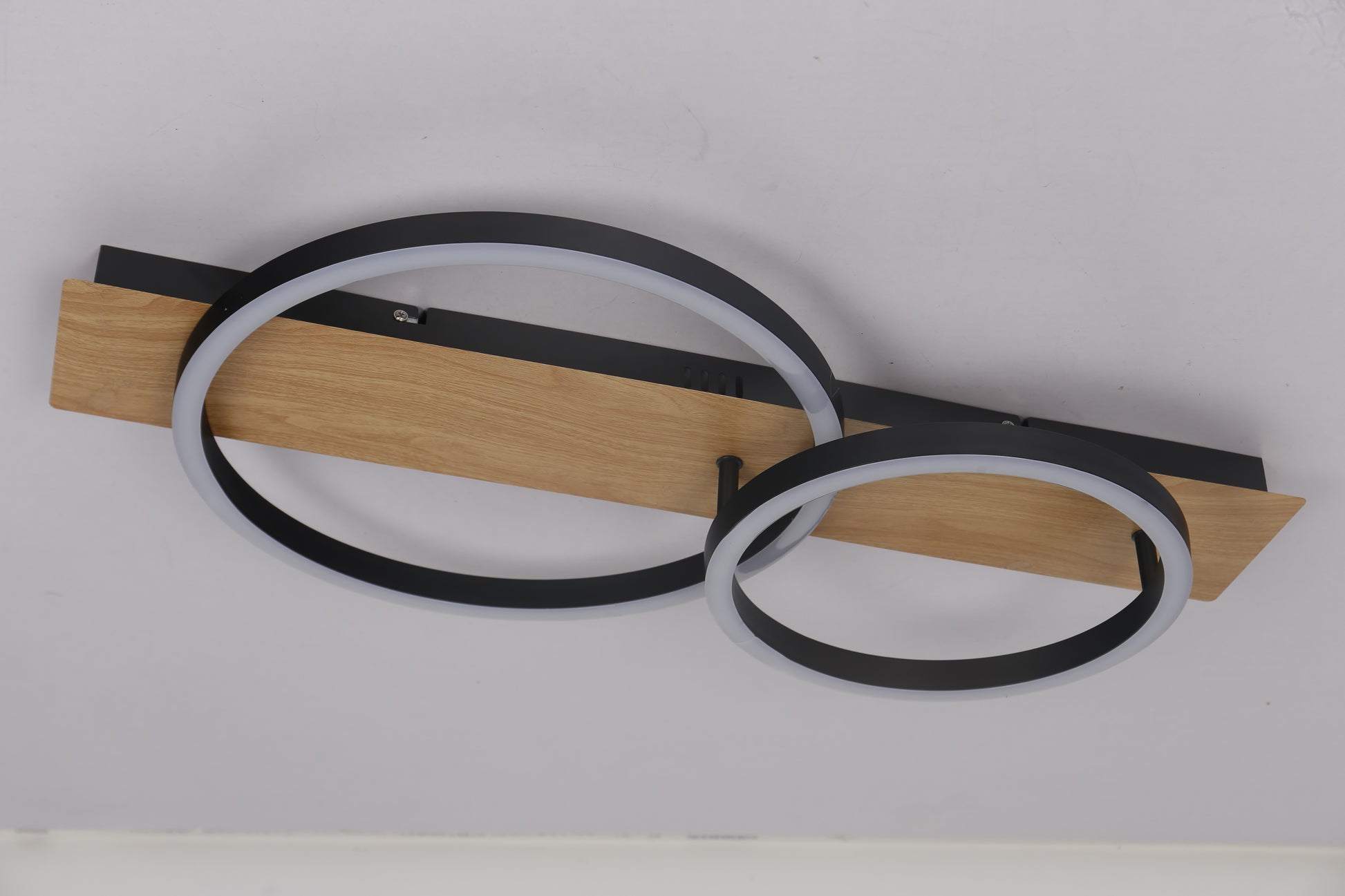 Plafoniera LED cu doua inele suprapuse si suport lemn, vedere cu lumina stinsa, design modern