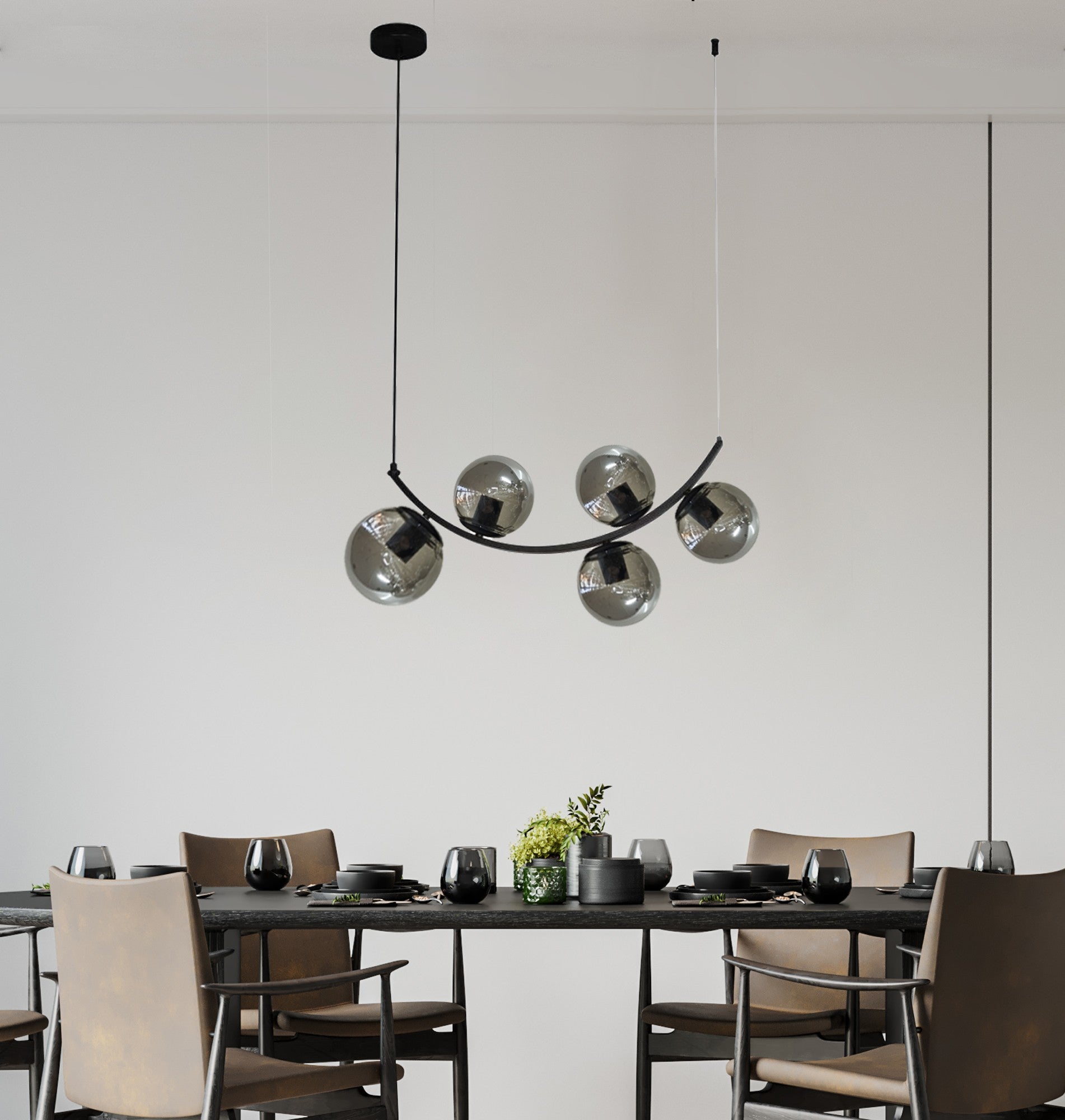 Lustra suspendata cu 5 globuri fumurii E27, structura metalica curbata neagra, montaj pe cablu reglabil, deasupra mesei de dining