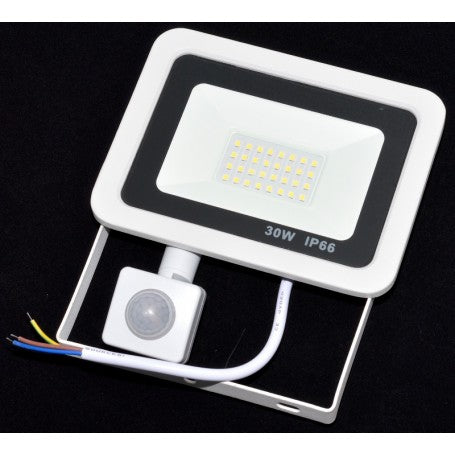 Proiector LED slim 30W IP66 cu senzor de miscare, vedere frontala pe fond inchis