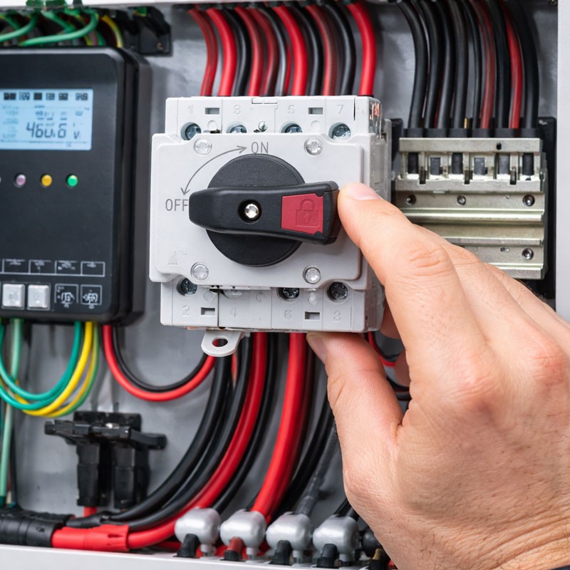 intrerupator DC fotovoltaic 4 poli montat in tablou electric, actionat manual in pozitia OFF
